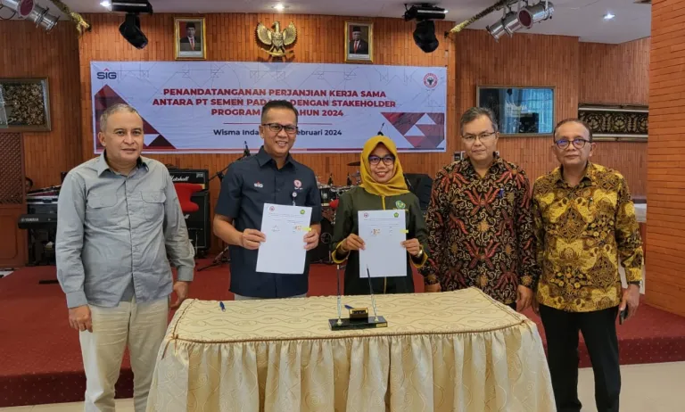 PT Semen Padang Partners with LPPM Bung Hatta University and Other Stakeholders for CSR Program, Focusing on Fish Conservation