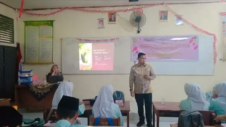 Bung Hatta University Community Service Team Educates Students of SMAN 12 Padang on Waste Management