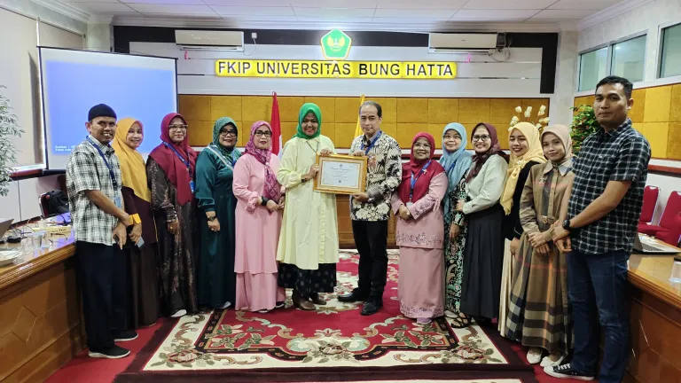 Dean, Vice Deans, and Study Program Leaders of FKIP Bung Hatta University Celebrate “Excellent” Accreditation Award for PGSD Program from LLDIKTI Region X