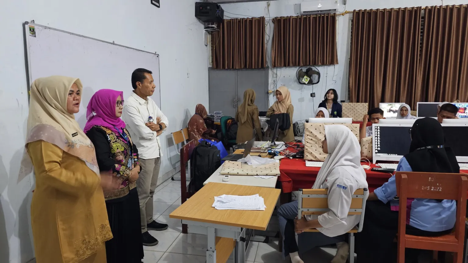 English Literature Study Program Held a Community Service (PKM) at SMA Negeri 13 Padang