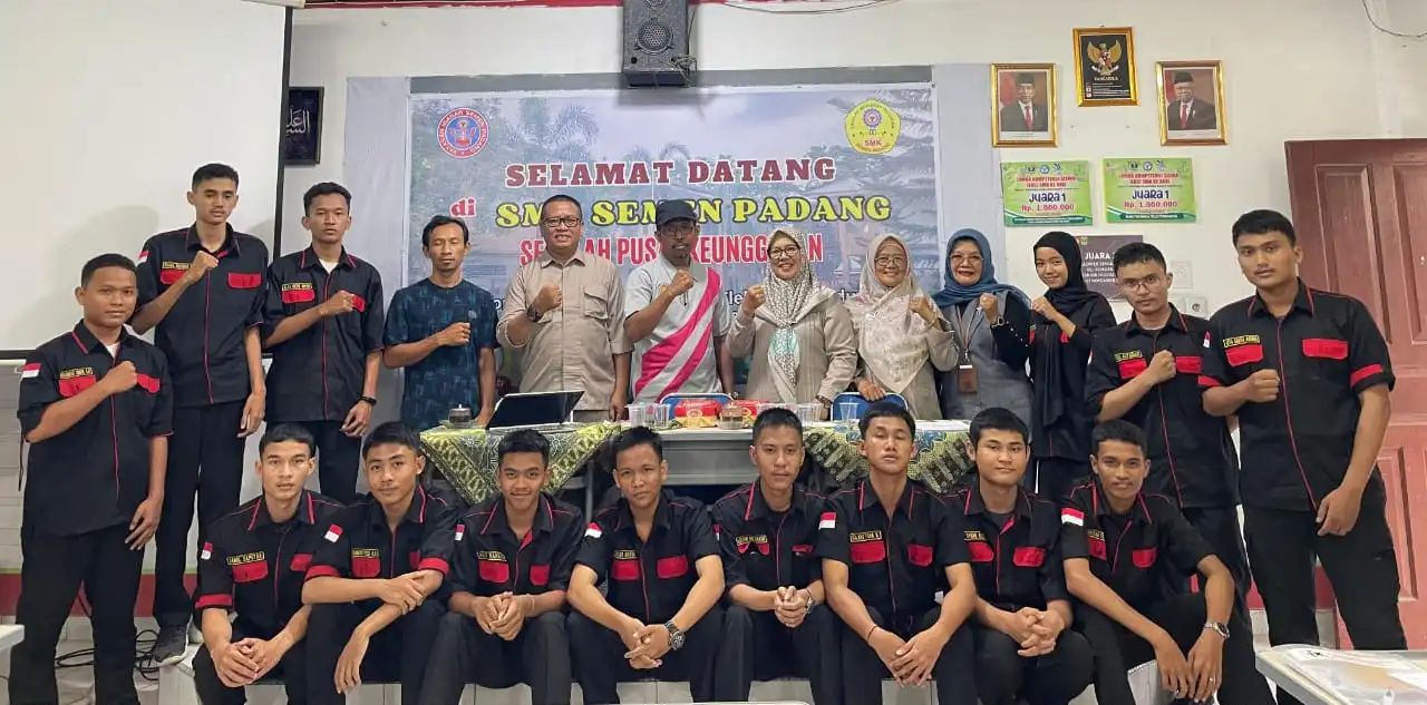 Japanese Literature Study Program of Universitas Bung Hatta Conducts Community Service at Semen Padang Vocational High School