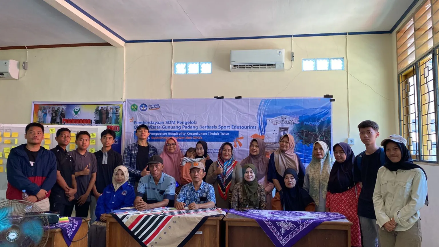 The Team of Japanese Literature Program Holds Tourism Community Service at Gunuang Padang