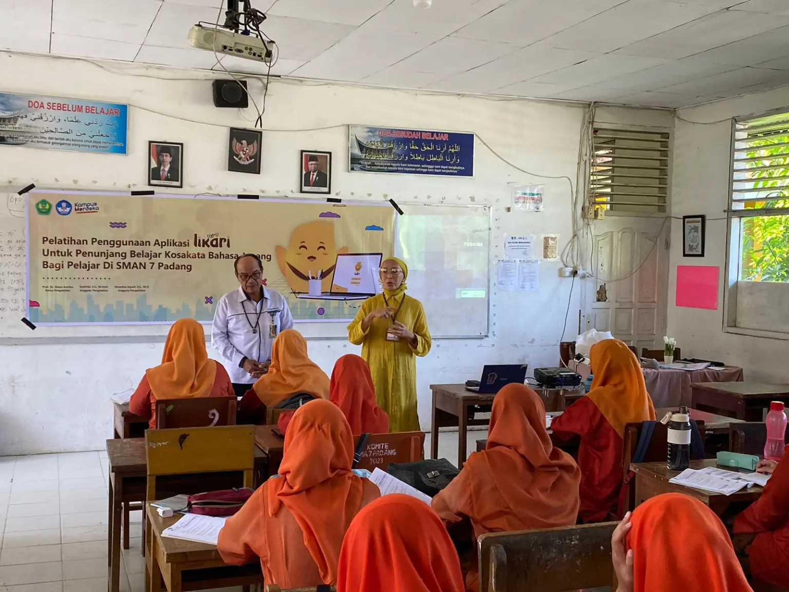Japanese Literature Lecturers of Universitas Bung Hatta Introduce the Likari App to Support Japanese Language Learning at SMAN 7 Padang