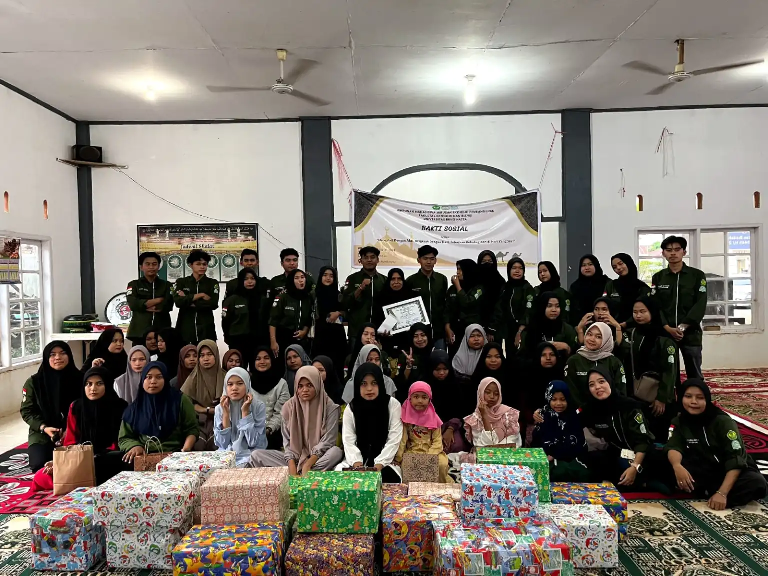 The Development Economics Student Association (HMJ) Holds a Community Service Event at the Putri Bungsu Orphanage in Padang