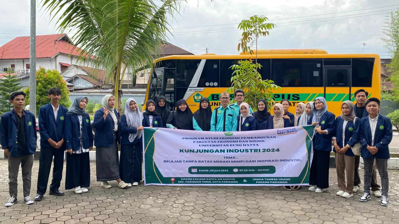 The Development Economics Study Program of the Faculty of Economics and Business (FEB) held an industrial visit to Padang Pariaman