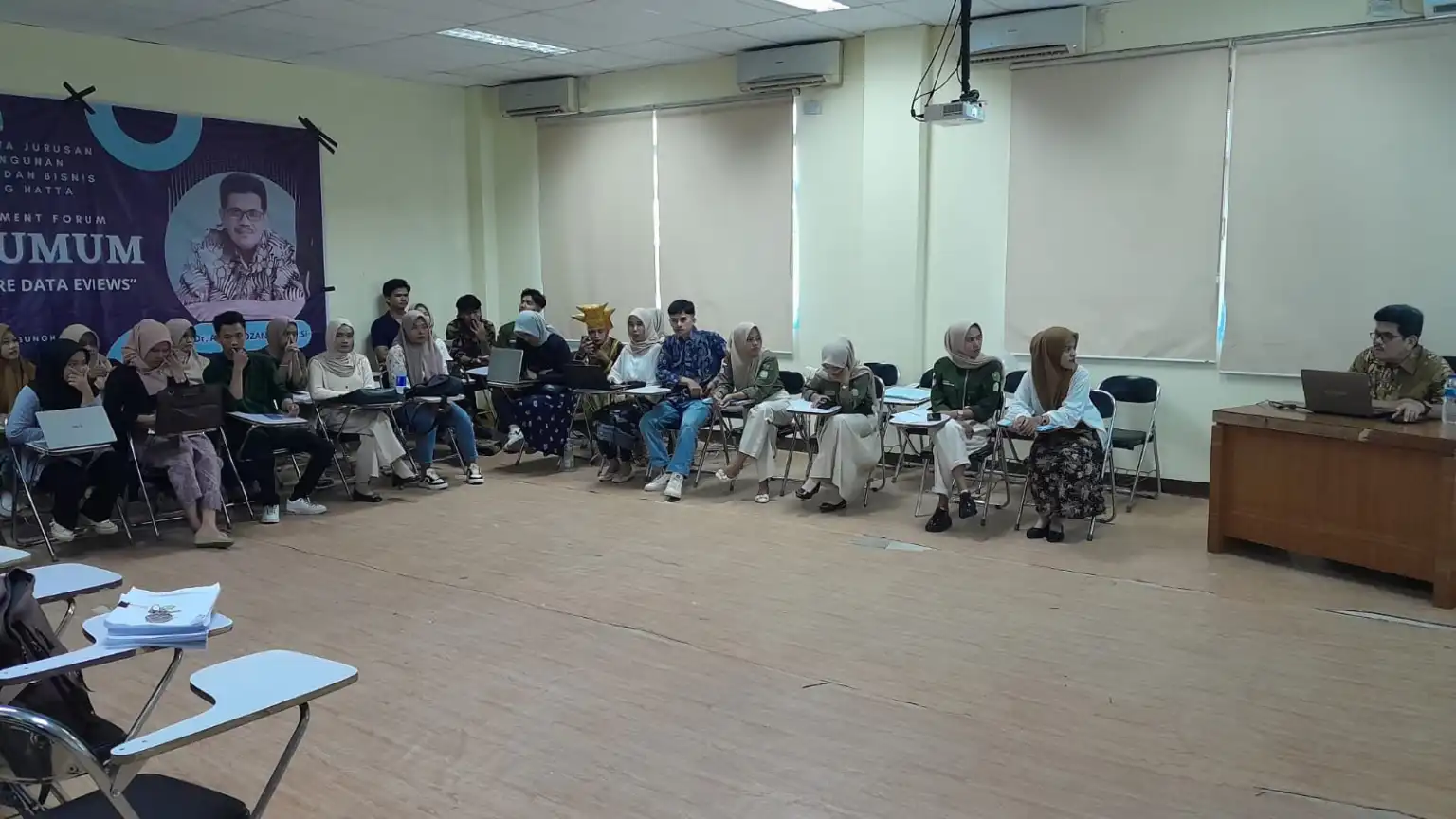 The Development Economics Study Program Holds Public Lectures and EViews Data Software Training