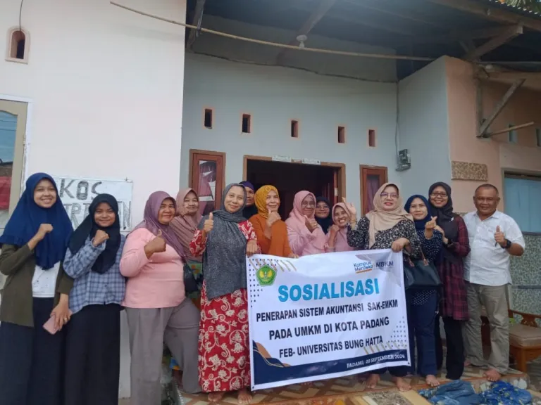 Lecturers and Students of the Faculty of Economics and Business of Bung Hatta University Conduct Socialization of the Implementation of SAK EMKM for UMKMs in Koto Tangah