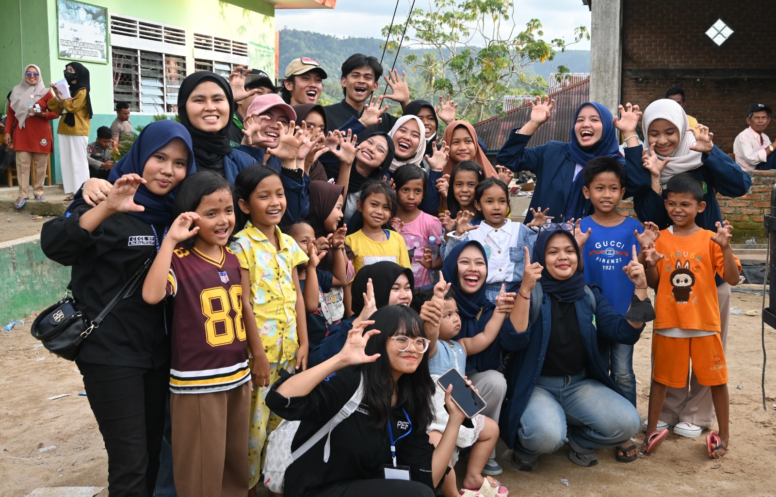 Universitas Bung Hatta Students Provide Trauma Healing for Child Survivors in Salareh Aia