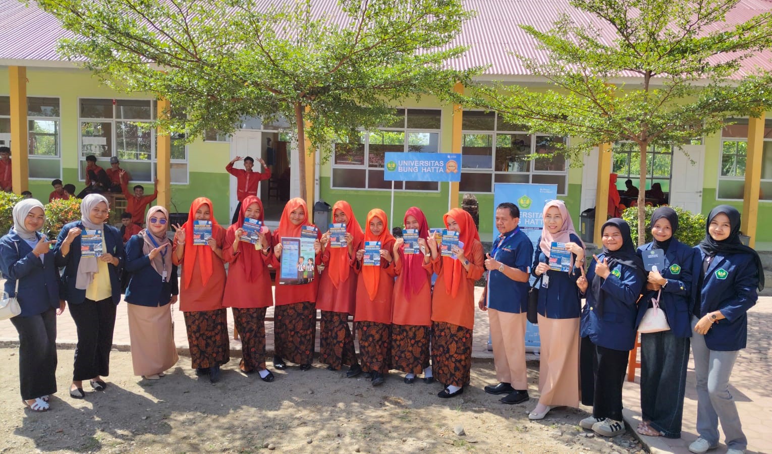 Universitas Bung Hatta Students Inspire Future Scholars at SMAN 7 Padang Campus Expo