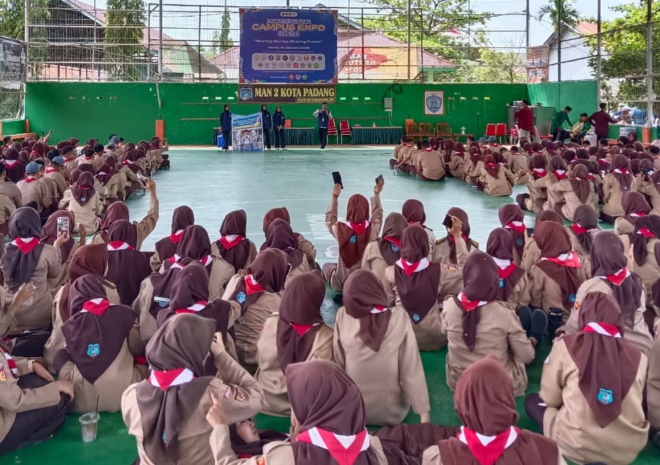 Universitas Bung Hatta Guides MAN 2 Students on Choosing the Right University at Expo Campus 2026